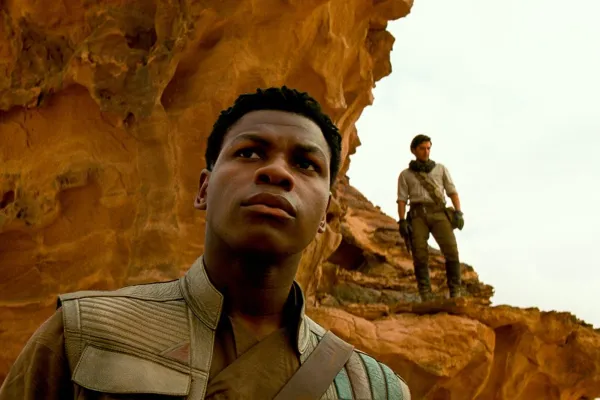 Finn (John Boyega) agus Poe Dameron (Oscar Isaac) ann an STAR WARS: THE RISE OF SKYWALKER.