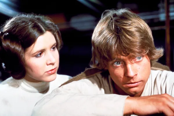 Carrie Fisher mar Bhana-phrionnsa Leia Organa agus Mark Hamill mar Luke Skywalker ann an Star Wars Episode IV - Dòchas Ùr