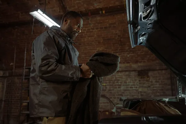 Idris Elba dans le rôle de John Luther dans Luther : The Fallen Sun