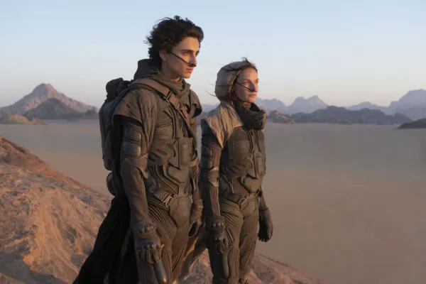 Timothée Chalamet como Paul e Rebecca Ferguson como Jessica em Duna.
