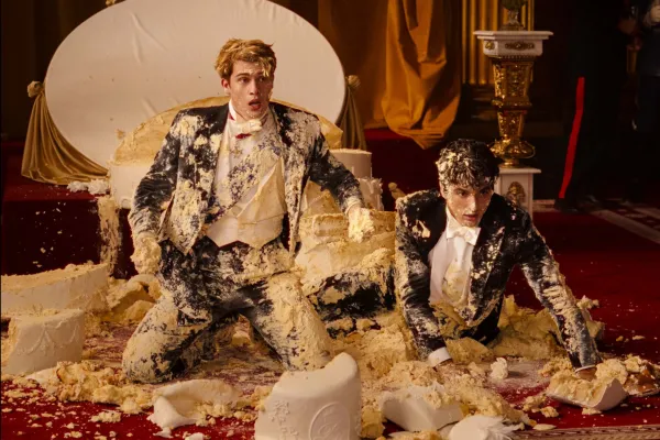 Taylor Zakhar Perez e Nicholas Galitzine estrelam em vermelho, branco e azul royal, cobertos de bolo
