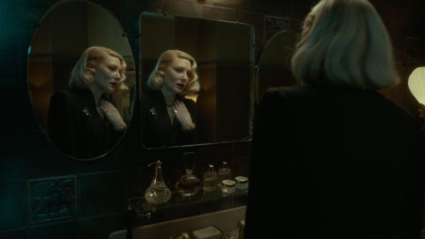 Cate Blanchett dans le rôle de Lilith Ritter regardant dans un miroir dans Nightmare Alley
