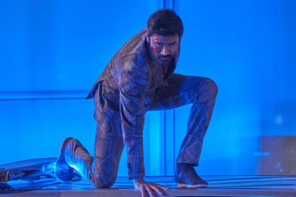   O Homem Cinzento (2022) Dhanush como Avik San. Cr. Paul Abell/Netflix ©