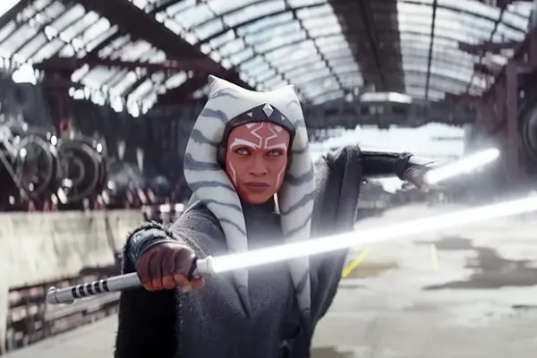 Rosario Dawson como Ahsoka Tano brandindo sabres de luz em Ahsoka.