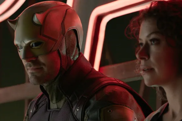 Charlie Cox i Tatiana Maslany u She-Hulk: Odvjetnica