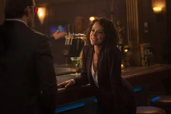 Charlie Cox i Tatiana Maslany u She-Hulk: Odvjetnica