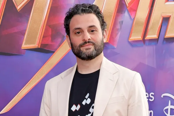 Arian Moayed comparece à estreia de Disney+ e Marvel