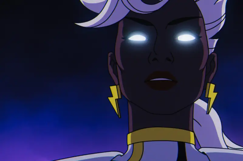 Um close da personagem dos X-Men, Tempestade, cujos olhos brilham em um branco brilhante