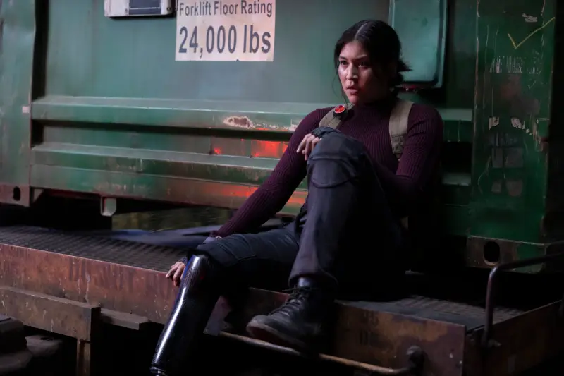 Alaqua Cox como Maya Lopez em Echo sentada na porta