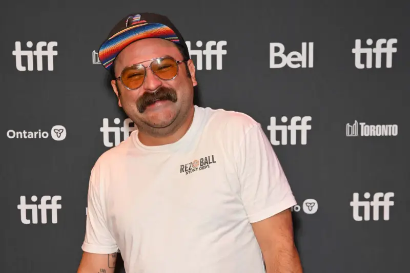 Cody Lightning fotografado no Festival Internacional de Cinema de Toronto em 2023