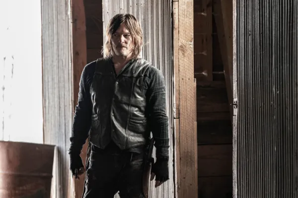 Norman Reedus como Daryl Dixon em The Walking Dead vestindo uma jaqueta de couro e parecendo determinado