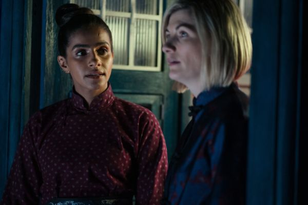  Yaz (Mandip Gill) e o Doutor (Jodie Whittaker) em Doctor Who: Legend of the Sea Devils