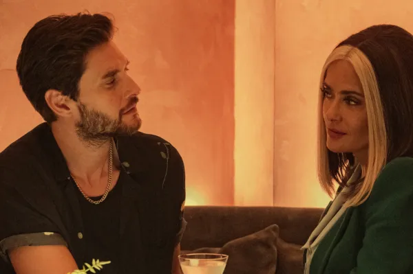 Salma Hayek Pinault em Black Mirror Joan é horrível em um clube