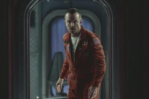 Aaron Paul na 6ª temporada de Black Mirror, vestindo um traje espacial