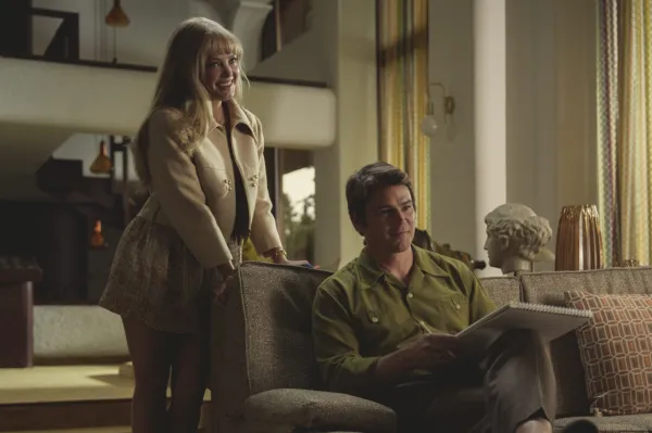 Black Mirror - Beyond The Sea com Josh Hartnett vestindo um macacão laranja