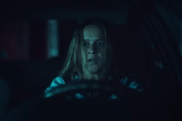 Clara Rugaard sentada ao volante de um carro