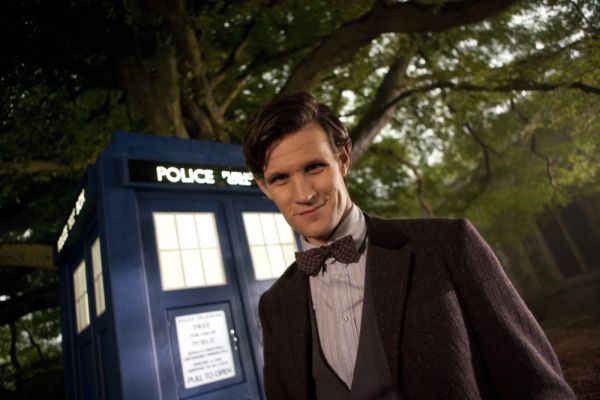   Matt Smith fica na frente da TARDIS em Doctor Who