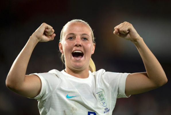  Beth Mead celebra a Inglaterra's victory against Sweden